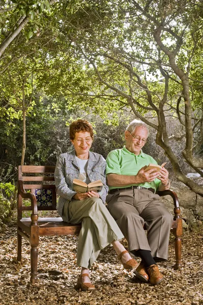 Senioren op een bankje — Stockfoto