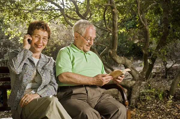 Seniors on a bench — Stock Photo, Image