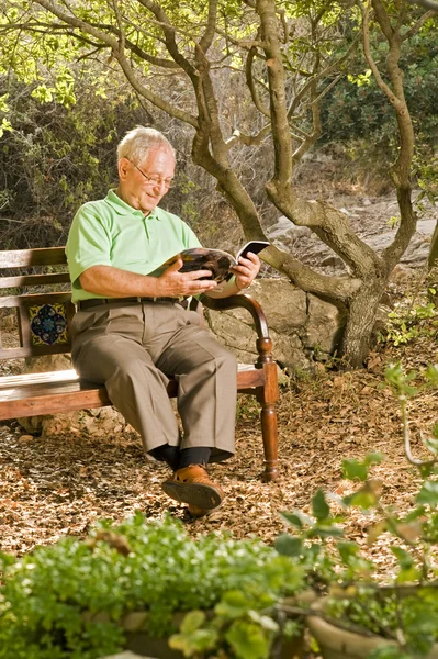 Starší muž, čtení — Stock fotografie
