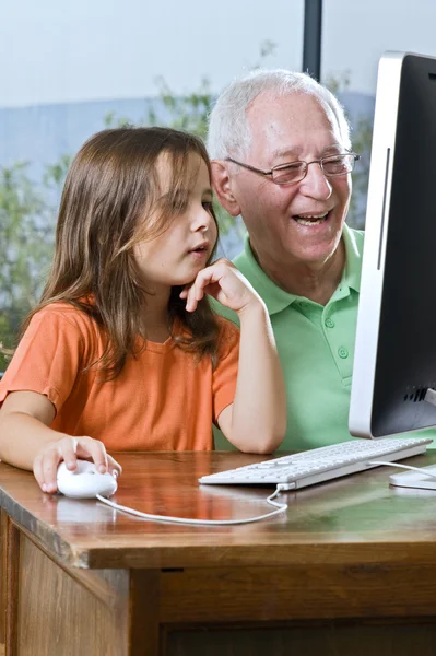 祖父と孫娘コンピューター ストック画像