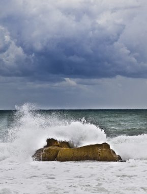 kayanın üzerinde denizde fırtına sıçramasına dalgalar