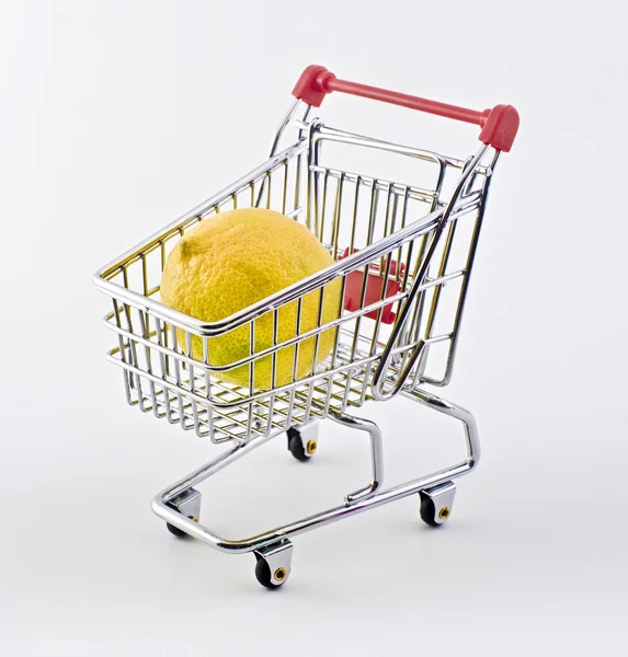 Alışveriş sepeti ve limon — Stok fotoğraf