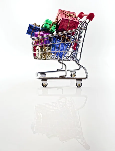 Hediyelerle Alışveriş Arabası — Stok fotoğraf