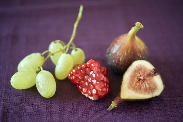 Figs pomgranate and grapes — Stock Photo, Image