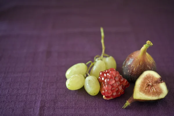 Feigen Pomapfel und Trauben — Stockfoto