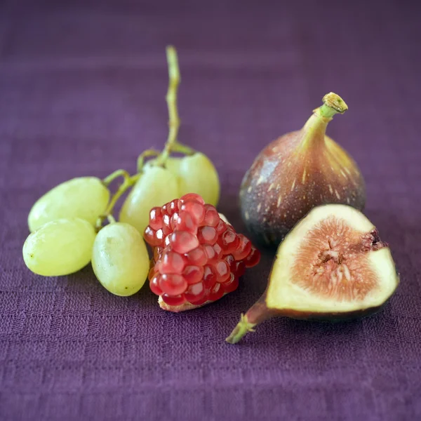 Vijgen pomgranate en druiven — Stockfoto