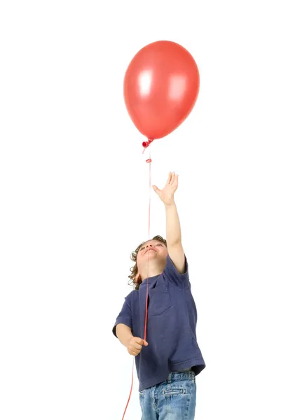 Pequeno menino balão vermelho — Fotografia de Stock
