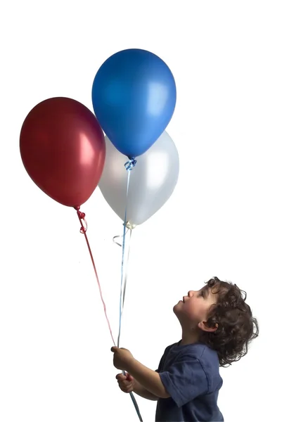 Kleine jongen rood blauw en wit ballonnen — Stockfoto