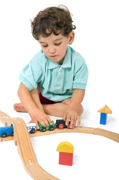 Niño jugando con tren — Foto de Stock