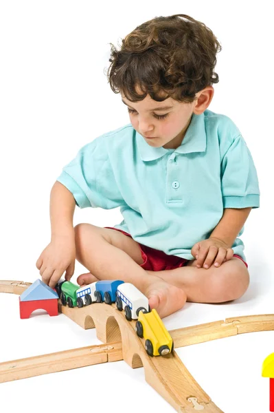 男孩玩火车 — 图库照片