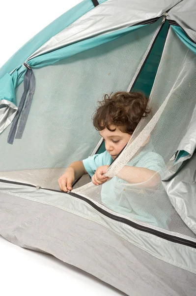 Młody chłopak w namiocie — Zdjęcie stockowe