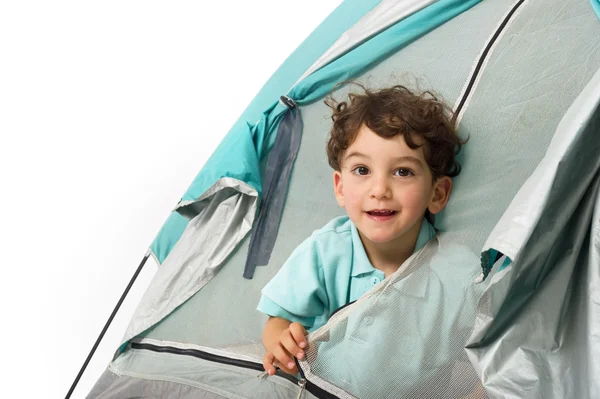 Jonge jongen in een tent — Stockfoto