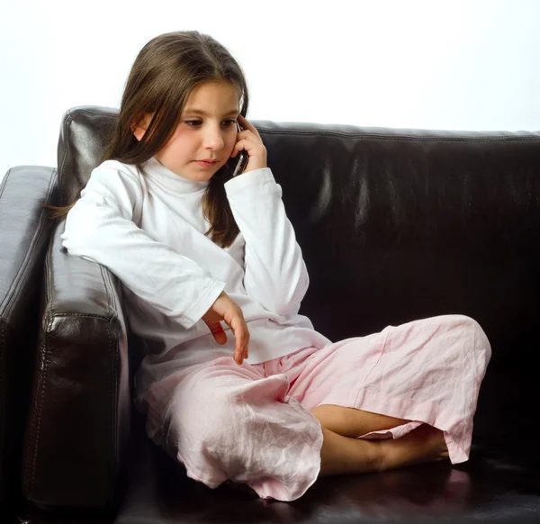 어린 소녀와 휴대 전화 — 스톡 사진