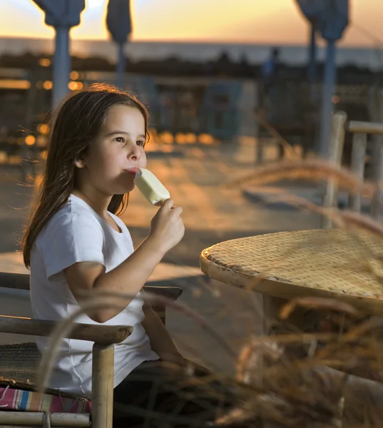 Barn strand solnedgång glass — Stockfoto