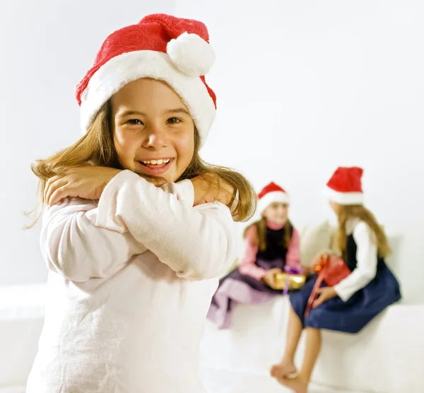 Девочка в рождественской шляпе — стоковое фото
