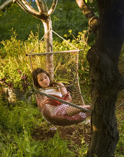 Chica en sueño hamaca — Foto de Stock
