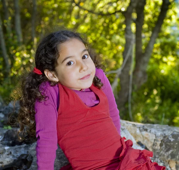 Μικρό κορίτσι στο δάσος — Φωτογραφία Αρχείου