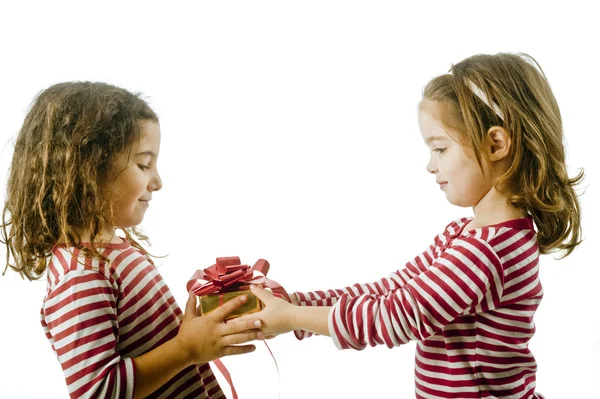 Две девушки и подарок — стоковое фото