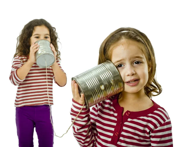 Дві дівчини розмовляють на олов'яному телефоні — стокове фото