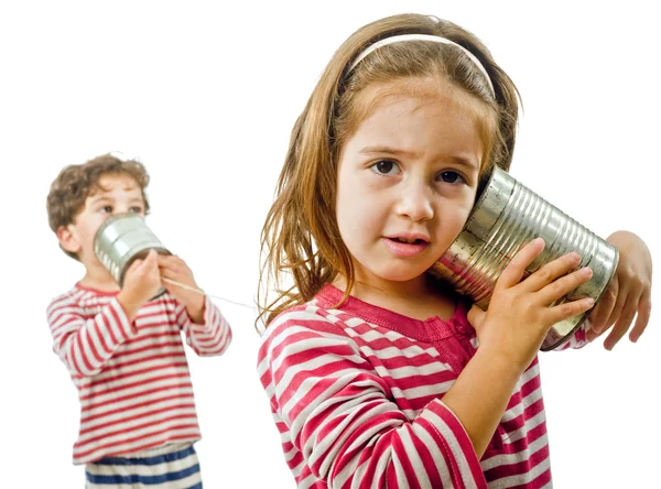 Due bambini che parlano su un telefono stagnato — Foto Stock