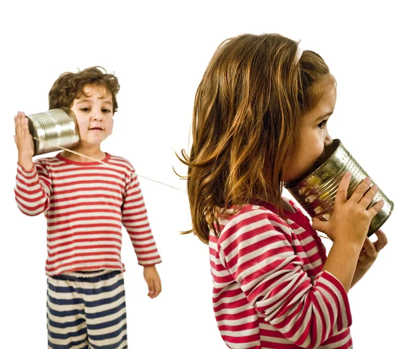 Двое детей разговаривают по жестяному телефону — стоковое фото