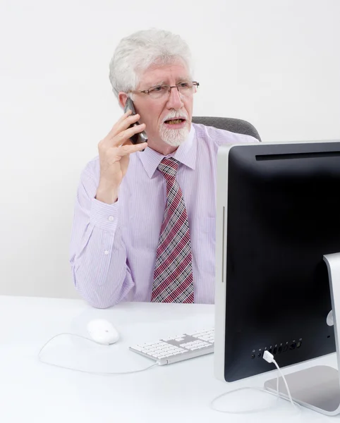 Hombre de negocios senior con computadora — Foto de Stock
