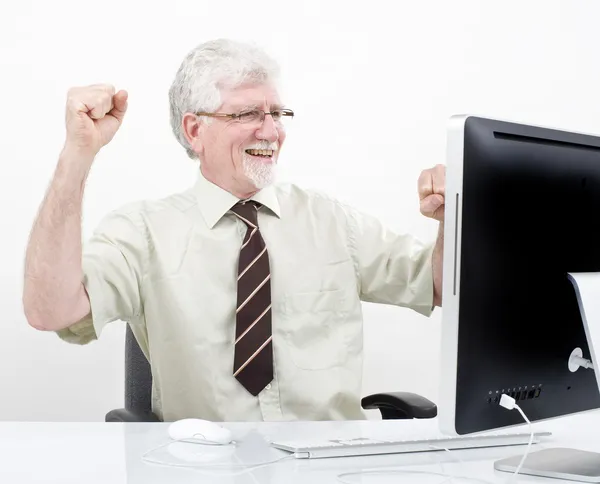 Бізнесмен виграє перед комп'ютером — стокове фото
