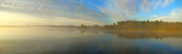 Утренний туман на реке перед рыбалкой — стоковое фото
