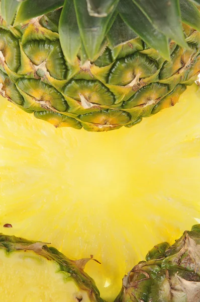 Ananas come sfondo giallo — Foto Stock
