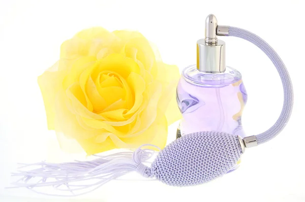 Butelka perfum i kwiatów — Zdjęcie stockowe