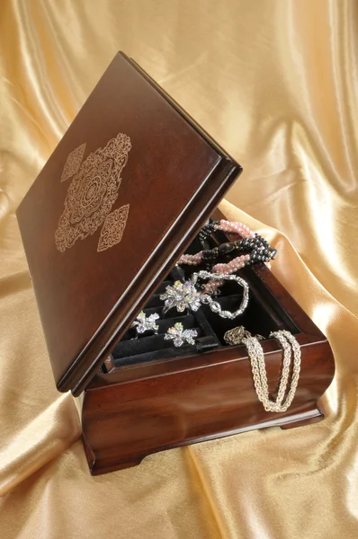 Boîte en bois avec bijoux — Photo