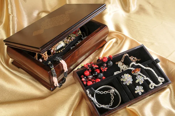 Wooden box with jewelry — Stock Photo, Image
