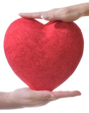 erkek ve kadın ellerinde kırmızı kalp