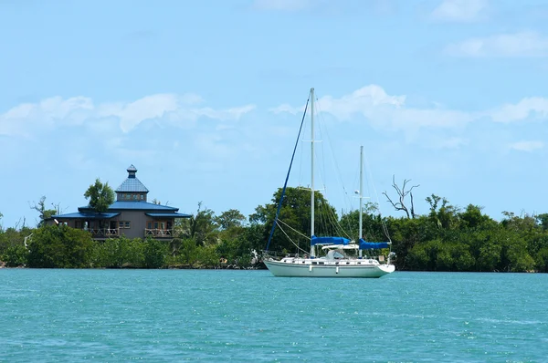Yacht dans la mer des Caraïbes — Photo