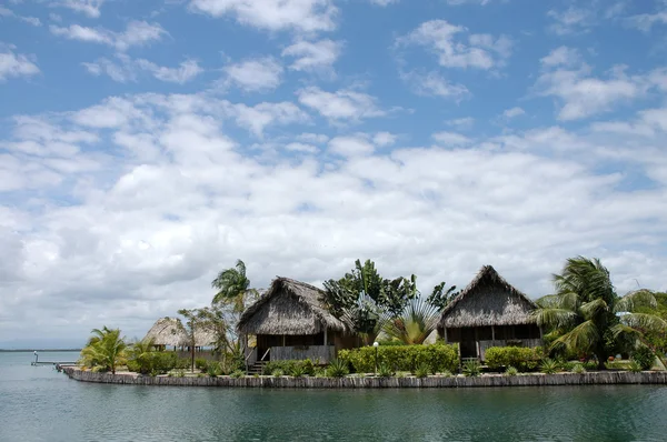 Duas cabanas feitas de palmeiras em Belize — Fotografia de Stock