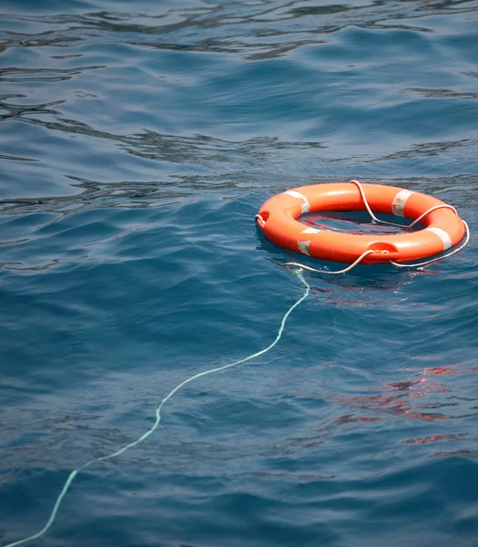 水に救命浮輪 — ストック写真