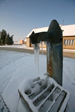 dondurulmuş eski su pompası Çek köyü