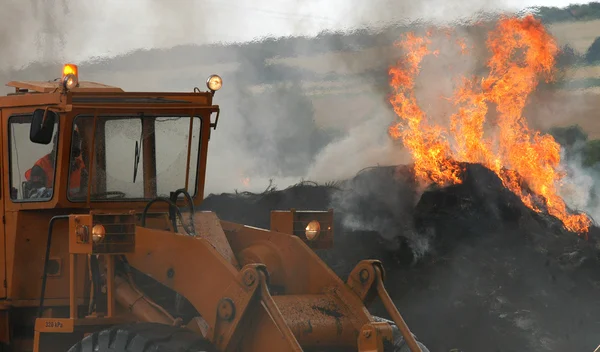 En brandman estinguishing eld av däck — Stockfoto