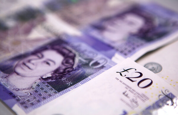 Банкноты по 20 фунтов стерлингов
