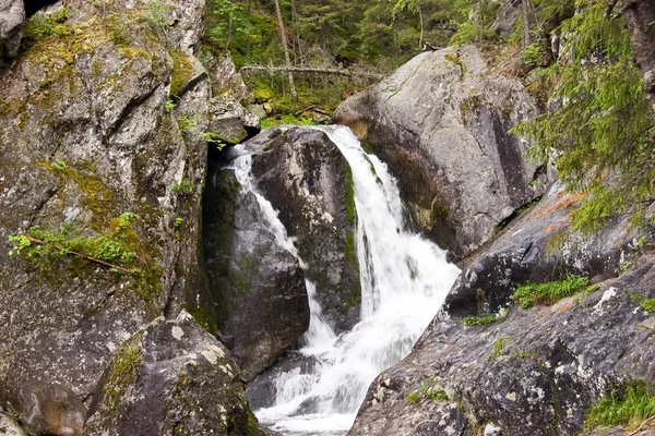 Una cascada está en las montañas de los Urales —  Fotos de Stock