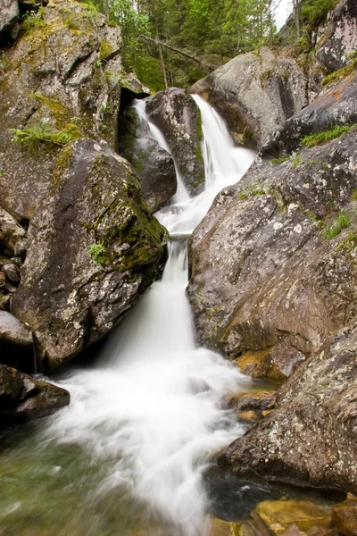Una cascata è nelle montagne degli Urali 1 — Foto Stock