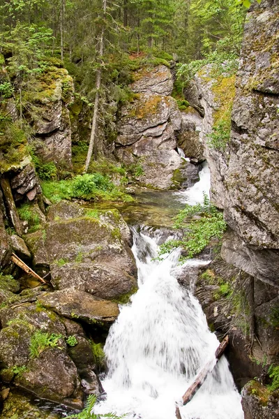 Una cascata è nelle montagne degli Urali 2 — Foto Stock