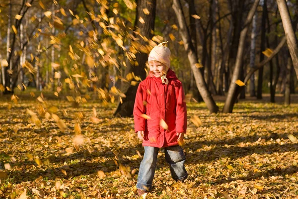 Los niños lanzan hojas de otoño 2 —  Fotos de Stock