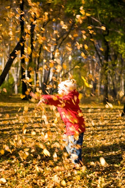Los niños lanzan hojas de otoño 3 — Foto de Stock