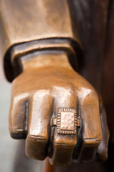 Mão com um anel — Fotografia de Stock
