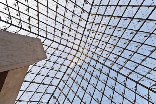 Cupola di vetro di una piramide al Louvre 2 Fotografia Stock