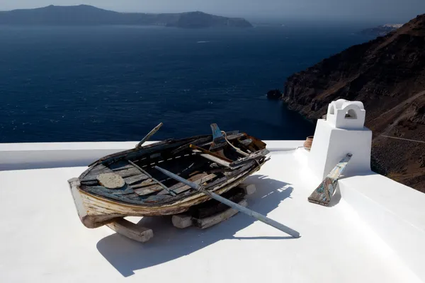 Gamla båt på ett tak — Stockfoto