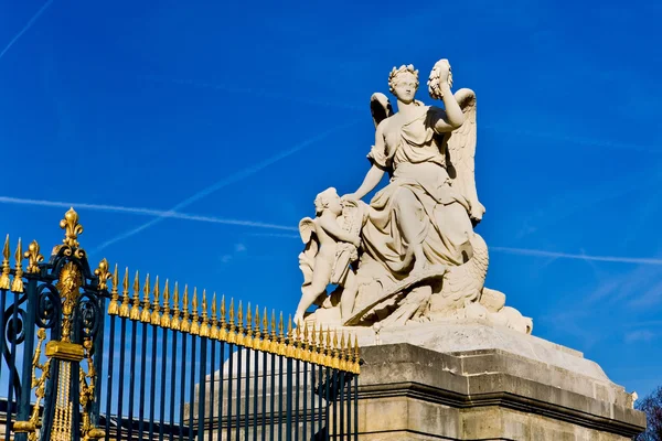在凡尔赛宫的门口的雕像 — 图库照片