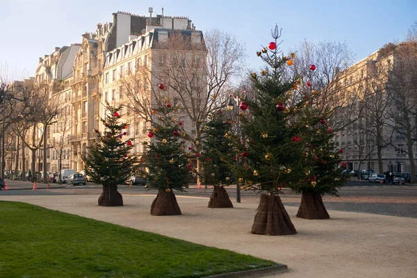 Ulice Paryża przed świętami Bożego Narodzenia — Zdjęcie stockowe