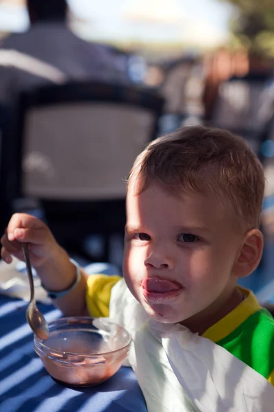 Chłopiec zjada lody — Zdjęcie stockowe
